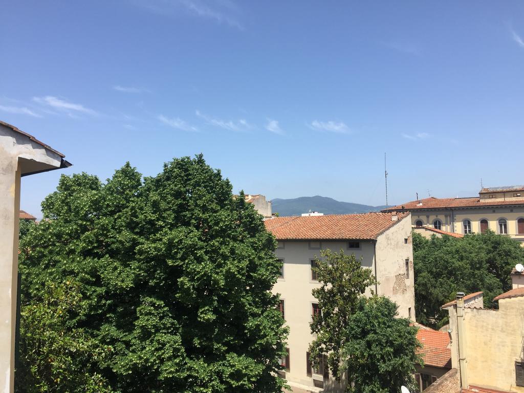 Camera Tripla con Doccia Privata e Bagno in Comune.